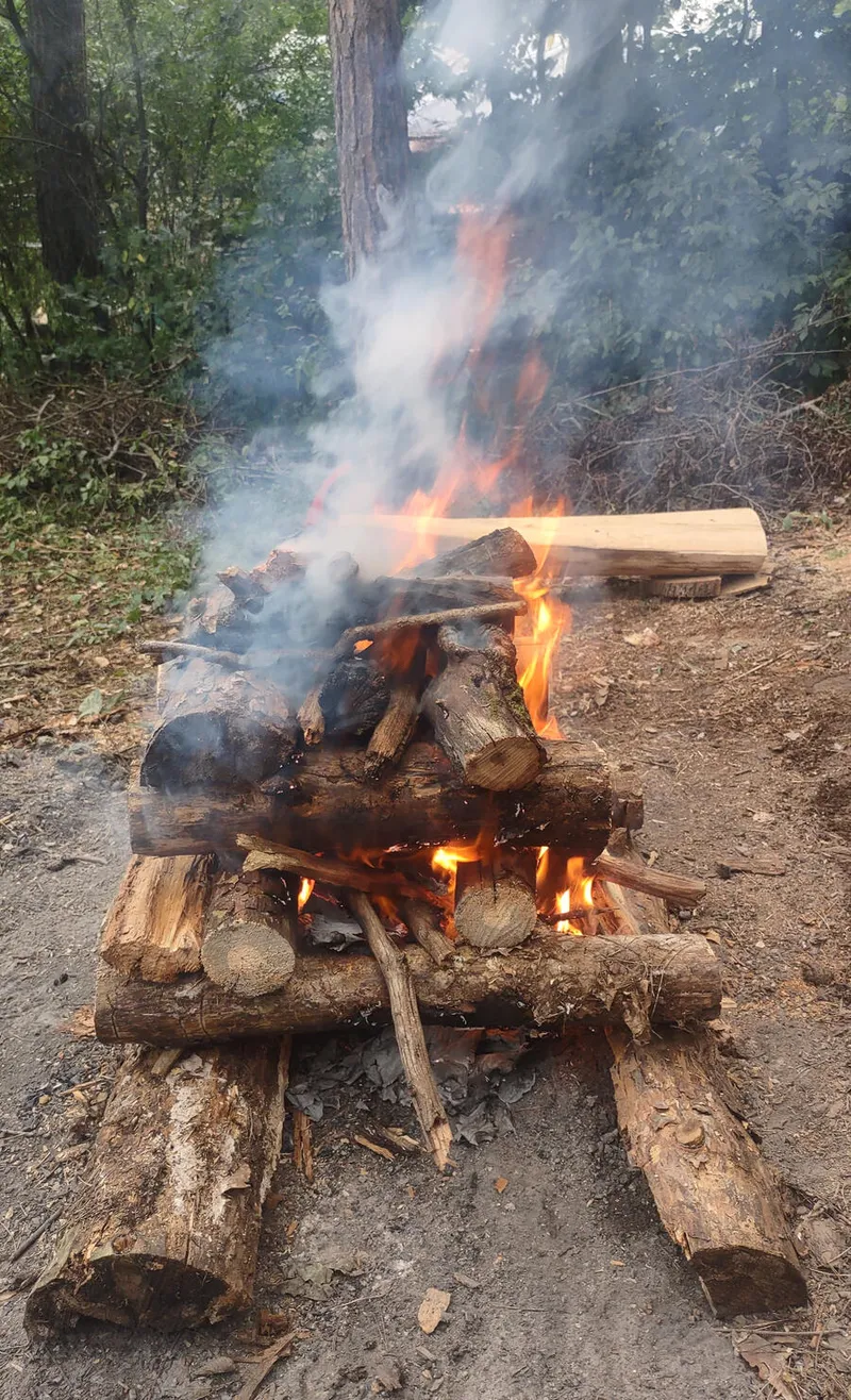 Ohniště v lese při mužském kruhu na Blanensku - místo setkávání mužů u ohně
